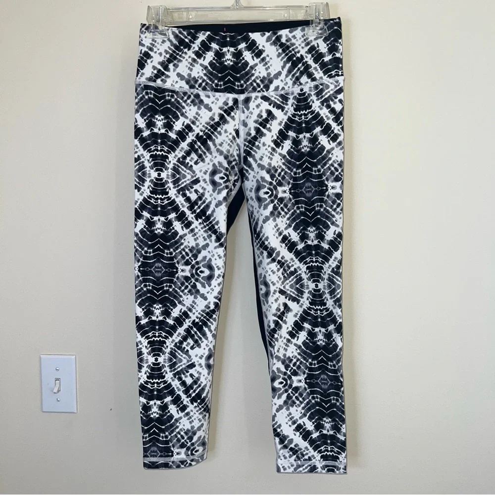 VSX Sport Victoria’s Secret Knockout Capri Leggings Black White Tie Dye S‎
